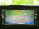 後方確認が格段に楽になります。駐車時の安全性を高めるだけでなく、狭い道でもスムーズな運転をサポートします。視認性の高いガイドラインも便利です。