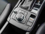 マツダコネクトを操作するコマンダーコントロールです。運転中に自然と手の触れる位置に配置されています。