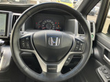 握りやすいステアリングは、運転の楽しさを向上。操作性にも優れ、スムーズなハンドリングを実現します。長距離運転でも疲れにくい設計です。