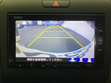 リアカメラ装備、運転に自信のない方でも安心して車庫入れができるリバース連動リアカメラが装着されています。狭い駐車場はもちろん、雨の日や夜間でもストレスなく運転していただけます。