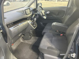 運転席からの視界は広く、運転操作もスムーズに行えます。快適なドライビングをサポートする機能的な空間です。安全運転をサポートします。