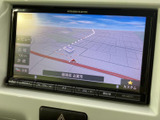 高精細な地図画面で、目的地までスムーズに案内。運転に集中できる、頼れるナビゲーションシステムです。快適なカーライフをサポートします。