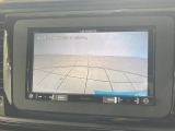 ギアをリバースに入れると車両後方の映像を映し出します。画面にはガイドラインが表示され、車庫入れや縦列駐車などの際に安全確認をサポートします。