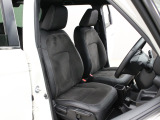 フロントベンチシートですので運転席足元ゆったり広々快適です。助席への移動も楽々です。