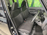 運転席まわりには十分なスペースがあり、大柄な方でもゆったり運転していただける環境です。