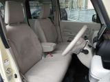 体をしっかり支えるシート形状で、運転姿勢を安定させやすい運転席。アームレスト付きで長時間の運転でも姿勢を保ちやすく、日常使いに配慮された空間です。