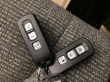 家族やパートナーと個別に持てるため、貸し借りの手間がなくスムーズに乗車できます。また、メインキーを自宅に置いたまま、もう一方をサブとして常に鞄に入れておけるため、持ち出し忘れを防げる点も便利です。