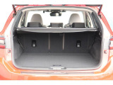 車体構造の見直しや、新型パワーリヤゲートの採用により、荷室幅および荷室開口部を拡大。サイズの大きな荷物の出し入れがしやすくなっております。