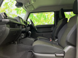 運転席周りもシンプルで操作性に優れています。必要な情報が視認しやすく、安全運転をサポートします。快適なドライブを楽しめます。