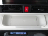 ワイヤレス充電機能 Qi がインパネセンタートレイにあり便利です。
