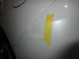 この車両は助手席側リアバンパー にA5サイズ程度の傷が有ります。こちらは現状での販売となります。ご希望であれば当社にて板金修理を行うことも可能です。詳しくは担当営業までご相談下さいませ。