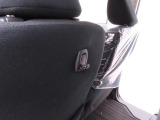 シートバック荷物フック。手荷物をサッとかけたり、車内の置き傘やボックスティッシュの吊るし収納としても便利にお使いいただけます。