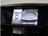 『1台』のお車に対して、3名体制で日々議論を重ね仕入れを行っております。