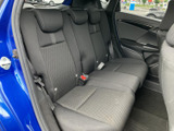 後部座席もゆったりとしたスペースを確保。長距離移動でもリラックスして過ごせます。