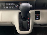 手動のレバーを使って、シートの高さや背もたれの角度を変えることができます。停車中にブレーキペダルを踏み続けなくてもブレーキ保持ができるオートマチックブレーキホールド機能もついております。