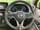 後方確認モニターは、駐車時の安全性を高め、狭い場所でもスムーズな運転をサポートします。