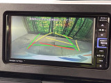 【バックカメラ】駐車時に後方がリアルタイム映像で確認できます。大型商業施設や立体駐車場での駐車時や、夜間のバック時に大活躍!運転スキルに関わらず、今や必須となった装備のひとつです!