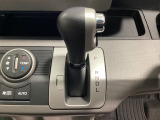 CVT車のセレクトレバーです。低速から高速まで、変速ショックのないスムーズな走りを実現するとともに、エンジン効率のよい領域を維持することで燃費にも貢献します。