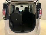 後席シートスライドは荷物があっても操作がしやすい肩口スライドレバーを採用!