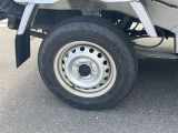 スポーティな印象を与える純正ホイールです。どこまでも走っていきたくなるようなデザインですね♪