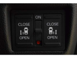両側電動スライドドアです。ハンドル付近に開閉スイッチがあるので、運転席からも操作が可能です。