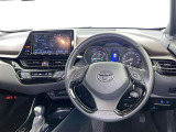 運転席まわりです。 各操作スイッチは使いやすい位置に配置されてます。
