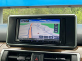 目的地設定もスムーズに行えます。鮮明な画面表示で、長距離ドライブでも安心して運転に集中できますね。お出かけがさらに楽しくなる装備です。