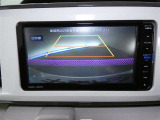 バックガイドモニター付き。車両後方の映像をナビ画面に表示し、駐車などの後退操作をサポートします。