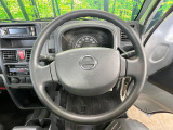 インテリアに合わせたデザインのステアリングは、運転される方のことも考え、運転しやすい形状、大きさです。是非一度、実際に触ってお確かめください。