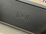 【ワイヤレスデバイスチャージング】ワイヤレス充電が可能になります。ケーブル接続のわずらわしさがなくなり、運転席周りもスッキリします。