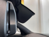 自動防眩機能を備えたルームミラー。ETC車載器を搭載しておりスタイリッシュかつ機能性を兼ね備えております。