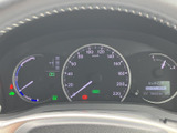 視認性の高いメーター類は、運転に必要な情報をドライバーへ的確に伝えます。運転席を洗練された空間に演出します。