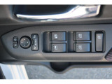 運転席側パワーウインドウは、オートアップ&ダウン機能付き。ワンタッチで自動開閉できます。開閉操作をロックする事も出来ます。