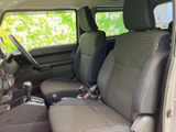 運転席周りは、シンプルで使いやすい配置。各種操作が直感的に行え、運転に集中できます。快適なドライビングをサポートします。