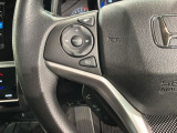 ステアリングにオーディオ操作スイッチが付いています。オーディオ画面に直接タッチしなくても操作が出来ますので、運転に集中できます。