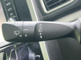 雨の日もクリアな視界を確保。操作しやすいワイパーレバーで、悪天候時でも安全運転をサポートします。