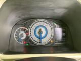 視認性の高いメーター類で、運転に必要な情報を的確に把握できます。シンプルで分かりやすい表示は、ドライバーの集中を助け、快適なドライブをサポートします。