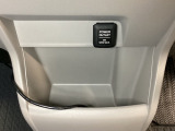アクセサリーソケットはUSBのアダプターなどをつければ、スマホの充電にも使えます。周辺には物が置けるボックスがついています。