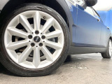 ●純正17インチアルミホイール:輸入車ならではの卓越した走りを支えるホイールと足回りです!日本車の走りに慣れている方にもぜひ体感して頂きたいほど、高いレベルでまとまっています!