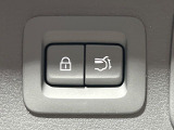 【パワーバックドア】スマートキーや運転席のボタンを押すだけでリアゲートが自動で開閉します!荷物を持っている時や、高い位置にあるバックドアを閉める際に便利な機能です♪