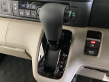 CVT車のセレクトレバーです。低速から高速まで、変速ショックのないスムーズな走りを実現するとともに、エンジン効率のよい領域を維持することで燃費にも貢献します。