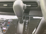 操作しやすいウインカーレバーで、安全な車線変更をサポート。直感的に操作でき、運転に集中できます。オートリターン機能も搭載。