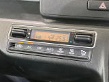 【オートエアコン】一度お好みの温度に設定すれば、車内の温度を検知し風量や温度を自動で調整。暑い&hellip;寒い&hellip;と何度もスイッチ操作をする必要はありません。快適な車内空間には必須の機能ですね♪