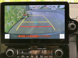 後方視界を広げ、安全な運転をサポートするモニター。駐車時の切り返しもスムーズに行えます。ガイドライン表示で、より確実な駐車操作が可能に。