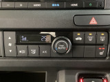 セレクトレバーの左上にオートエアコンがついてますので簡単操作で快適に過ごせます。運転席にはシートヒータースイッチ内蔵で温度設定ができます。