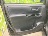 落ち着いた色調のドア内装は、上質感を漂わせます。運転に必要なスイッチ類は操作しやすい位置に配置されています。機能性も重視した設計です。