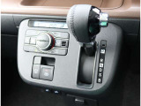 こちらのシフトは、車両にマッチしたデザインになっています!握りやすく、操作し易い配置になっていますので、いつも触れるシフトだからこそ、大切ですね!