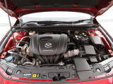「SKYACTIV-G(ガソリン)」は、規格外の高圧縮を実現し、世界のエンジン技術者に驚きを与えました。さらに、それを維持したままノッキングの発生を抑え、熱効率を向上、走りにも寄与したエンジンです。