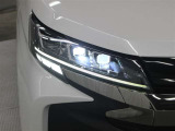 「アダプティブハイビームシステム(AHS)」が装備。LEDの配光範囲を細やかに制御し、先行車や対向車に光が当たる部分だけを自動的に遮光するので、ハイビームでの走行頻度がより向上します。