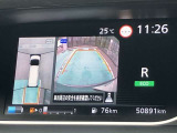 アラウンドモニター、上空から見下ろしているかのような映像をディスプレイに映し出し、スムースな駐車をサポートします。センターメーター上に表示されます。